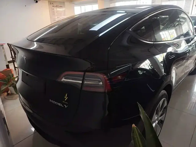 Tesla Model Y — Фото автомобиля 5