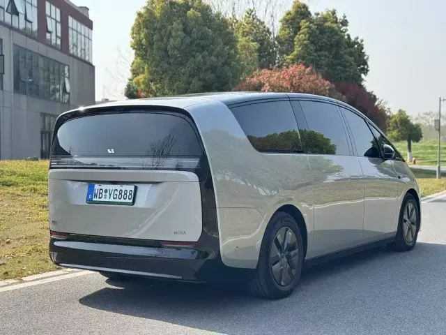 Li Auto MEGA — Фото автомобиля 9