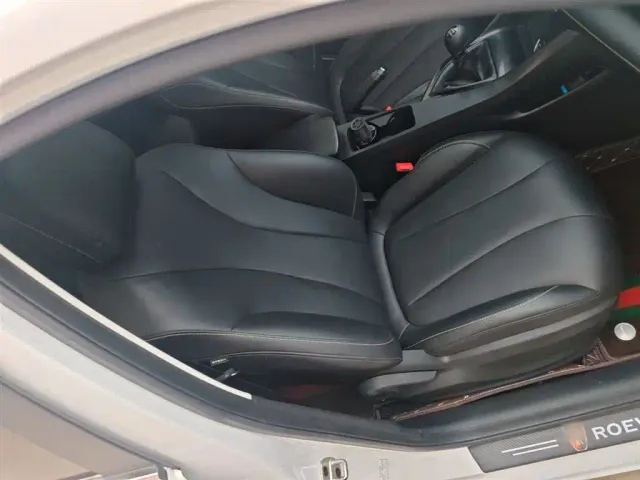 Roewe i5 — Фото автомобиля 24