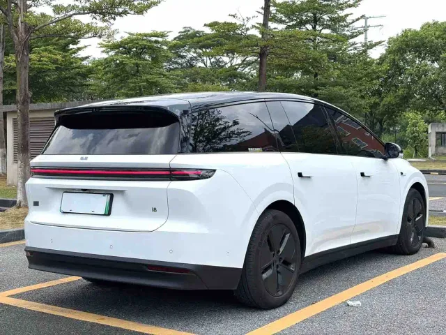 Li Auto i8 — Фото автомобиля 3