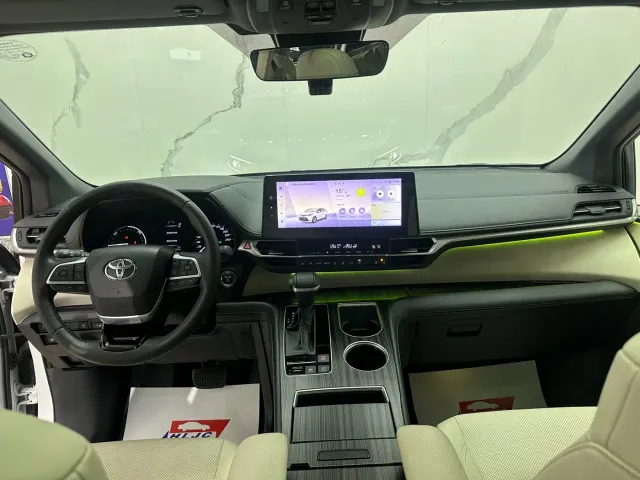 Toyota Sienna — Фото автомобиля 10