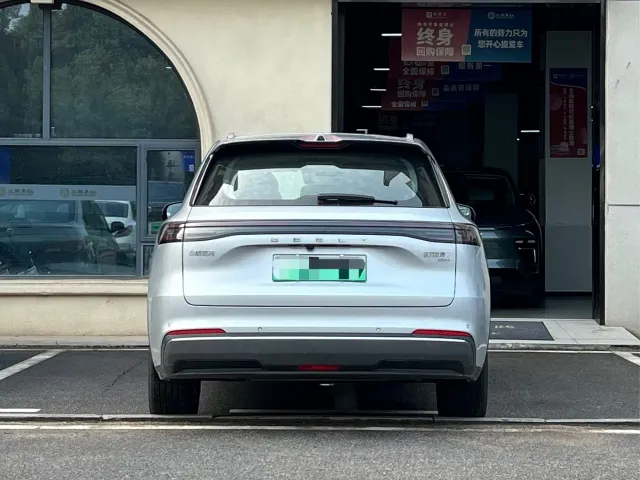 Geely Galaxy Starship 7 EM-i — Фото автомобиля 8