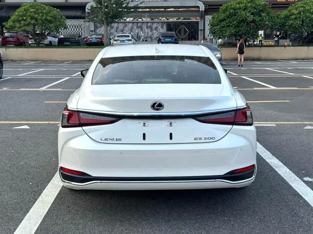 Lexus ES — Фото автомобиля 8