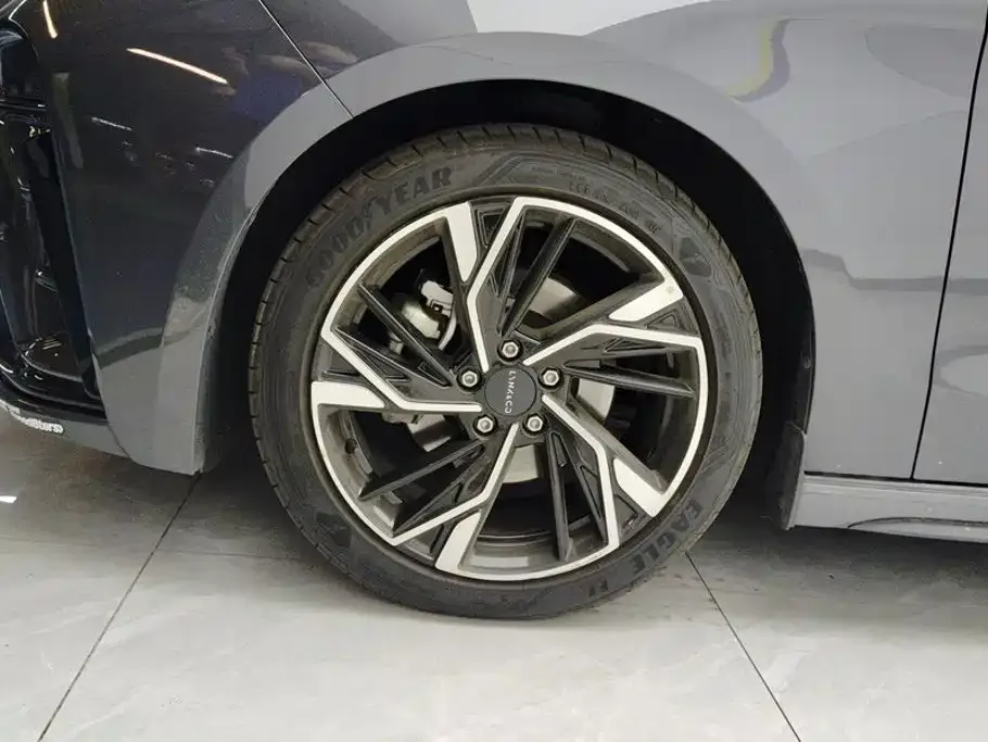 Lynk & Co Lynk & Co 03 2023 1.5TD DCT Power Pro — Фото автомобиля 5