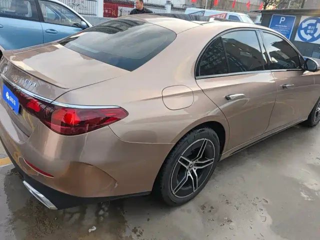Mercedes-Benz E-Class — Фото автомобиля 3