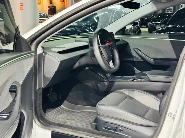Tesla Model 3 — Фото автомобиля 4
