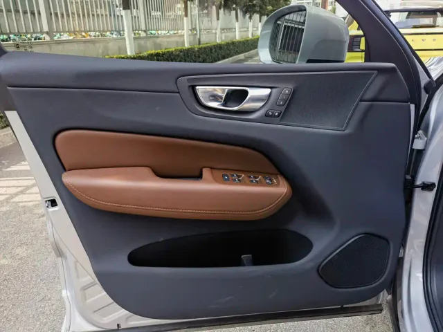 Volvo XC60 — Фото автомобиля 9