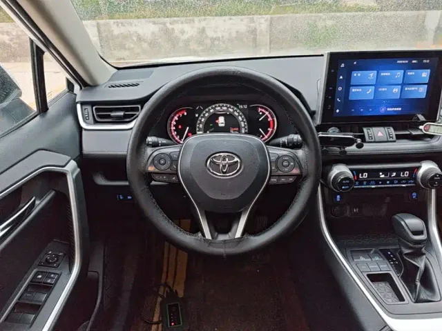 Toyota RAV4 — Фото автомобиля 10
