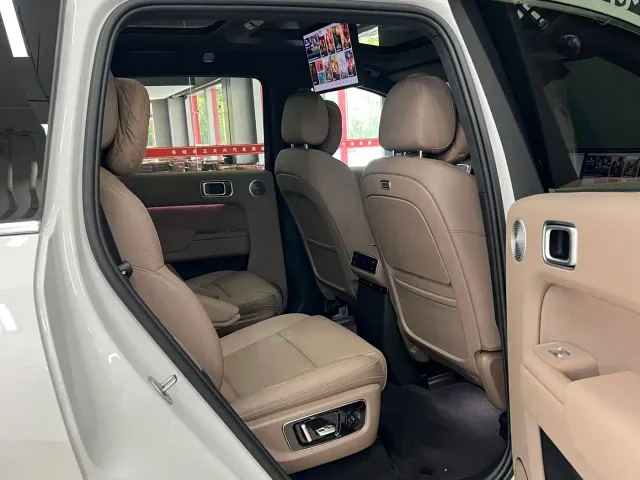 Li Auto L8 — Фото автомобиля 12
