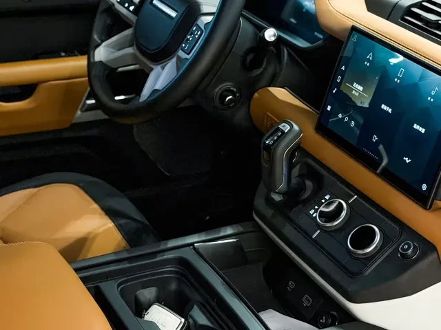 Land Rover Defender — Фото автомобиля 14