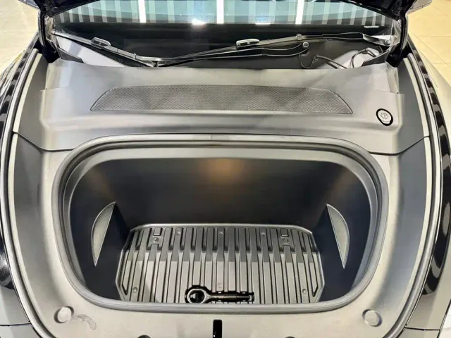 Tesla Model Y — Фото автомобиля 9