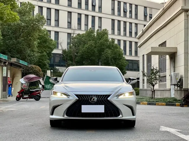 Lexus ES — Фото автомобиля 2