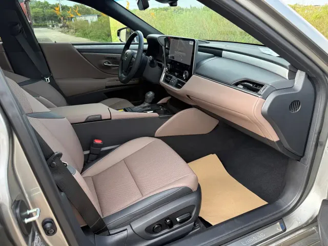 Lexus ES — Фото автомобиля 15