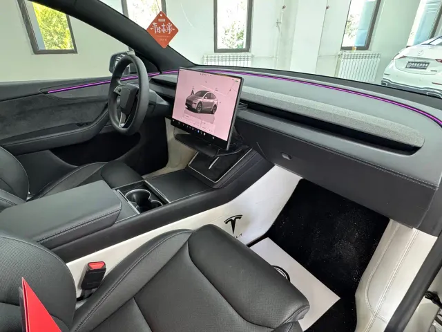 Tesla Model Y L — Фото автомобиля 18