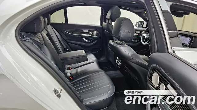 Mercedes-Benz E-Class — Фото автомобиля 12