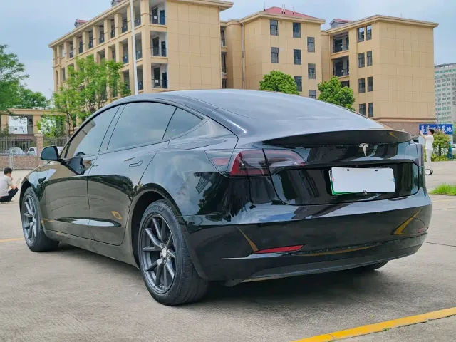 Tesla Model 3 — Фото автомобиля 4