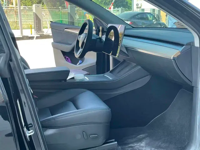Tesla Model Y — Фото автомобиля 7
