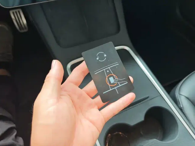 Tesla Model 3 — Фото автомобиля 8