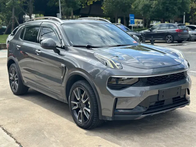 Lynk & Co 01 — Фото автомобиля 3