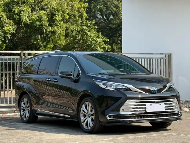 Toyota Sienna — Фото автомобиля 3