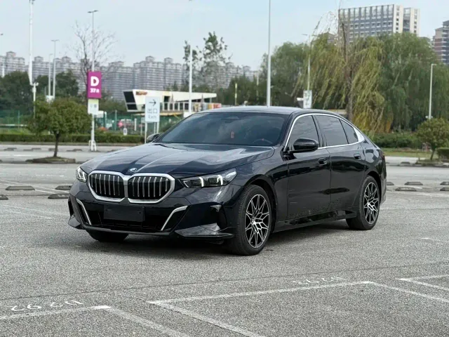 Фотография автомобиля — BMW 5 Series