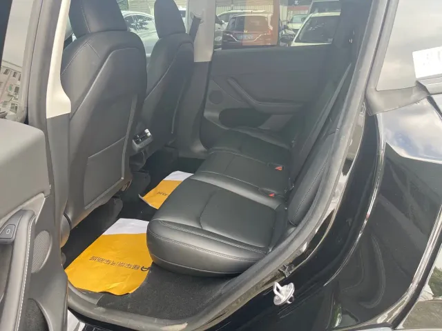 Tesla Model Y — Фото автомобиля 9