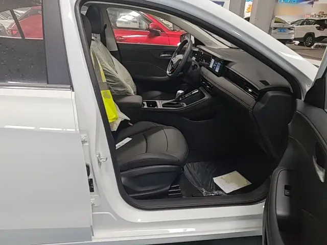 Roewe i5 — Фото автомобиля 24