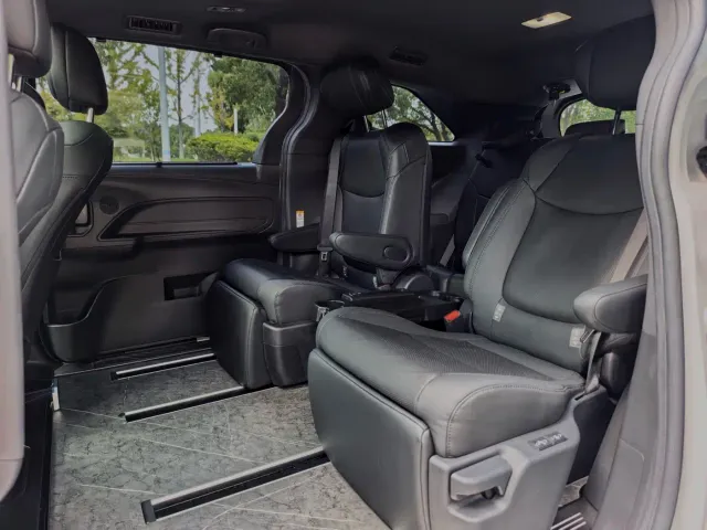 Toyota Sienna — Фото автомобиля 9