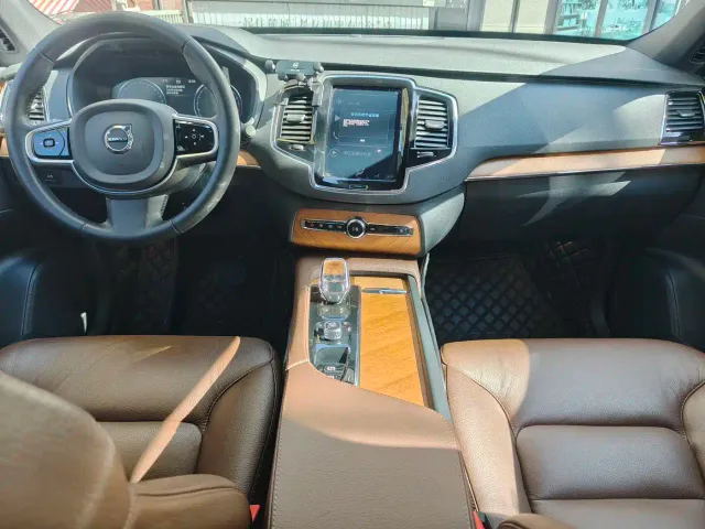 Volvo XC90 — Фото автомобиля 9