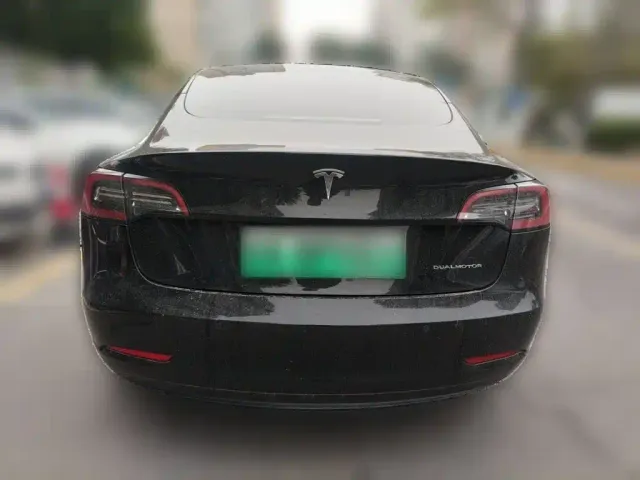 Tesla Model 3 — Фото автомобиля 5