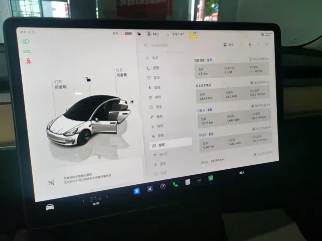 Tesla Model 3 — Фото автомобиля 12