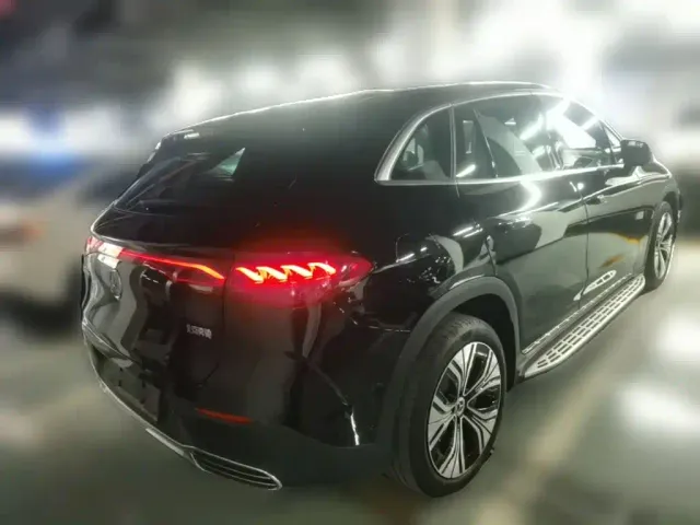 Mercedes-Benz EQE SUV — Фото автомобиля 9
