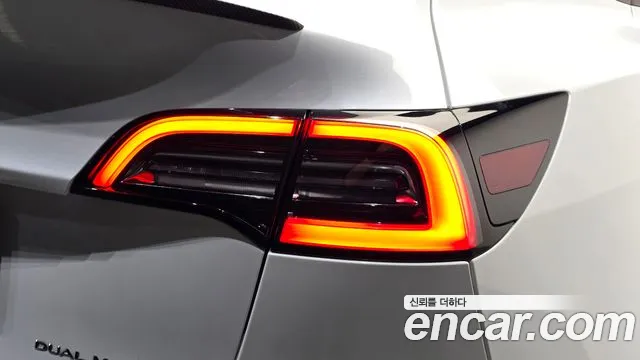 Tesla Model Y — Фото автомобиля 23