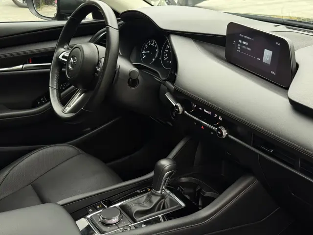 Mazda Axela — Фото автомобиля 8