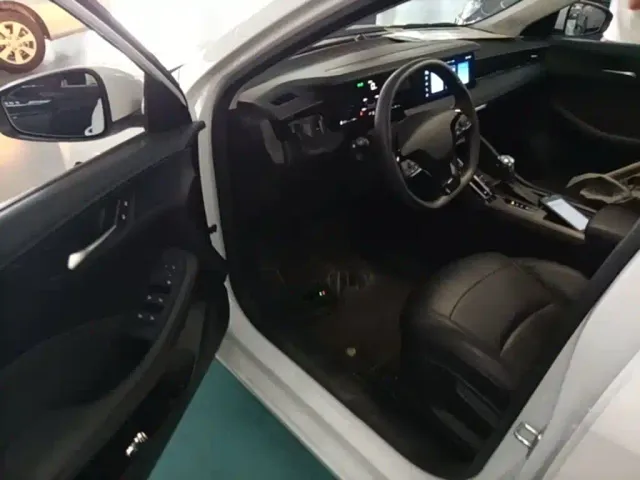 Roewe i5 — Фото автомобиля 15