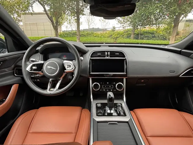 Jaguar XEL — Фото автомобиля 11