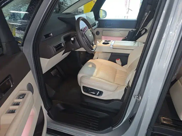 Li Auto MEGA — Фото автомобиля 14