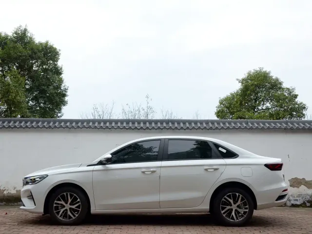 Geely Emgrand — Фото автомобиля 10