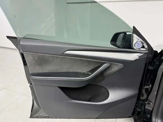 Tesla Model Y — Фото автомобиля 5