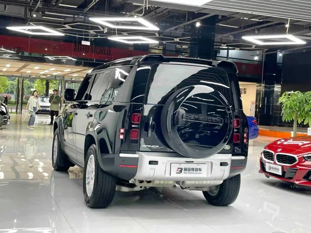 Land Rover Defender — Фото автомобиля 10