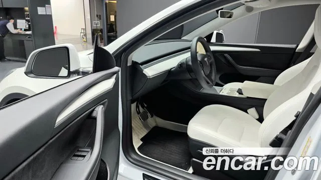 Tesla Model Y — Фото автомобиля 15