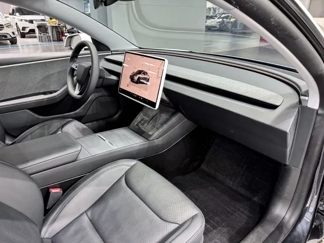 Tesla Model 3 — Фото автомобиля 16