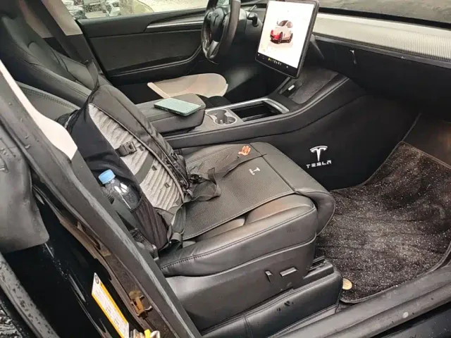 Tesla Model Y — Фото автомобиля 24