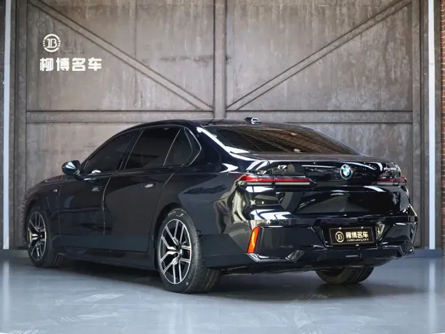 BMW i7 — Фото автомобиля 3