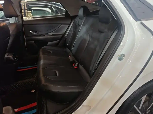 Hyundai Elantra — Фото автомобиля 16