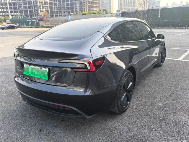 Tesla Model 3 — Фото автомобиля 9