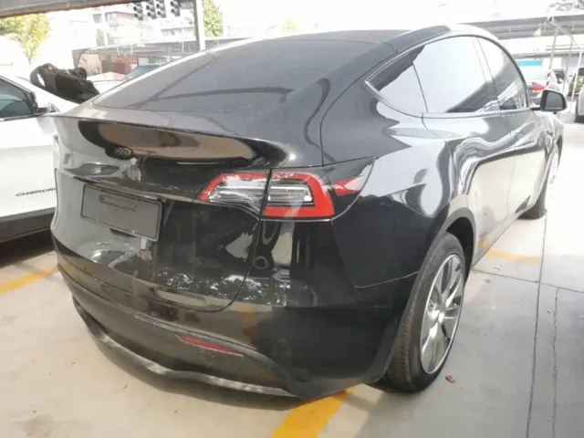 Tesla Model Y — Фото автомобиля 6