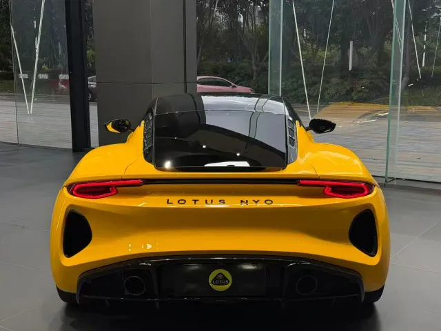Lotus Emira — Фото автомобиля 3