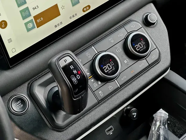 Land Rover Defender — Фото автомобиля 7