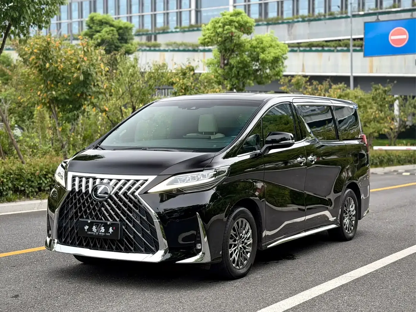 Фотография автомобиля — Lexus LM